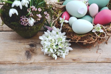 Ostern - Hintergrund Osternest mit Eiern und Frühlingsblumen