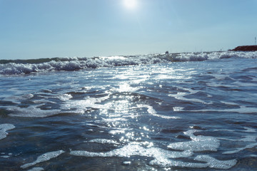 Sonne steht über dem Meer