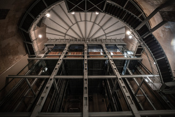 Obraz premium Fahrstuhl Alter Elbtunnel
