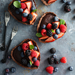 Chocolate ganache tarts with fresh berries - obrazy, fototapety, plakaty
