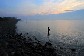 Angler auf Meerforelle an der Küste