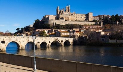 Fototapeta premium Cathedral of Saint Nazaire and Old Bridge across Orb river, Beziers
