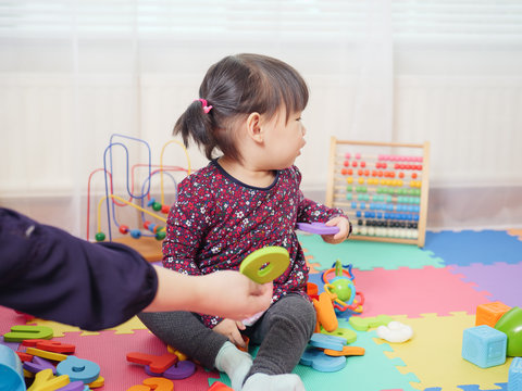 baby girl refuse learning alphabet at home