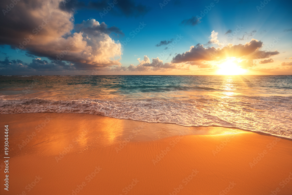 Poster Beautiful sunrise over the sea. Tropical beach.