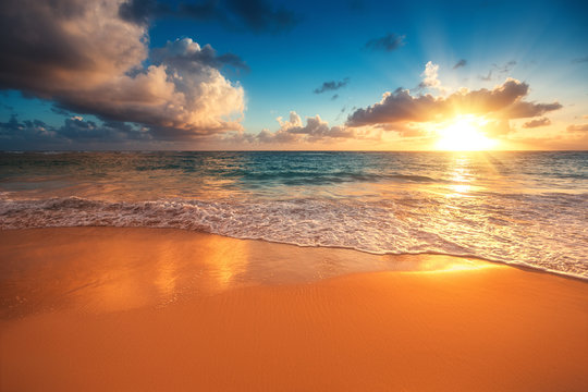 Fototapeta Beautiful sunrise over the sea. Tropical beach.