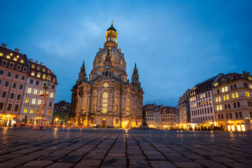 The Neumarkt square and Frauenkirche (Church of Our Lady) in Dresden at night - obrazy, fototapety, plakaty