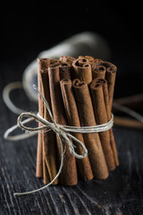 Palos de canela en rama, una especia ideal para los postres en la comida