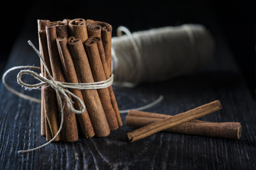 Palos de canela en rama, una especia ideal para los postres en la comida