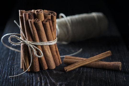 Palos de canela en rama, una especia ideal para los postres en la comida