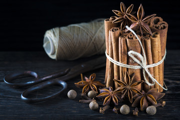 Especias orientales, canela, anís y pimienta de Jamaica para aderezar la comida