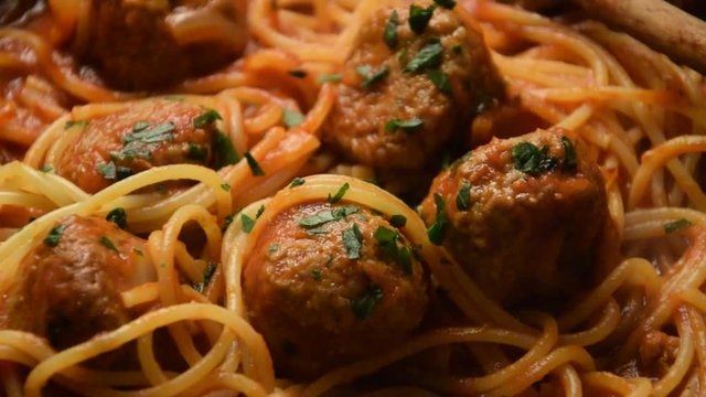Spaghetti e polpette Pasta with meatballs ミートボール入りスパゲッティ Cucina italiana aux boulettes viande Italian cuisine klopsikami mit Fleischb&auml;llchen спагетти с фрикадельками イタリア料理 итальянская кухня video