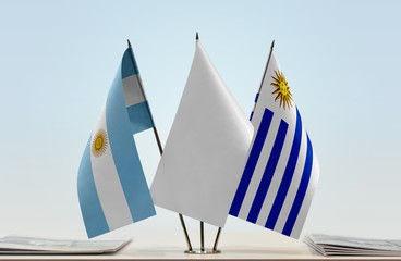 Flags of Argentina and Uruguay with a white flag in the middle