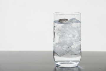 氷入りの水