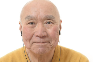 音楽を聴いているシニア