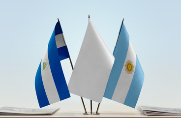 Flags of Nicaragua and Argentina with a white flag in the middle