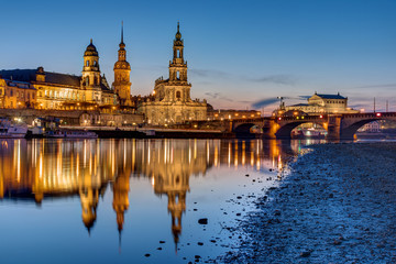 Fototapeta na wymiar Sunset at the historic center of Dresden with the river Elbe