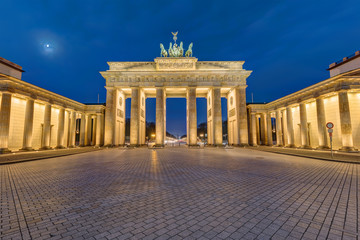 Obraz premium The famous Brandenburg Gate in Berlin illuminated at dawn