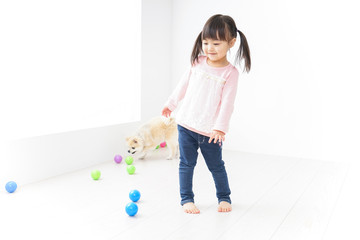 犬を買うシニア女性