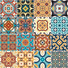 Behang Portugese tegeltjes Traditionele sierlijke Portugese decoratieve tegels azulejos.