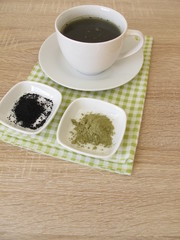 Schwarzer Matcha Tee mit Aktivkohle