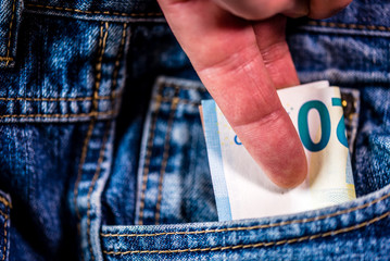 Euro Geldschein in Jeans Tasche