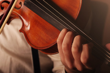 violin player playing his instrument © Tilbe