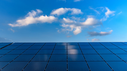 Solaranlage vor blauem Himmel mit Wolken - 193090052