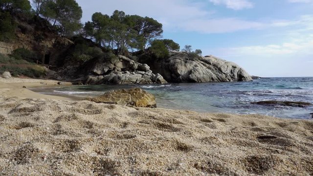 une plage d la m&eacute;diterran&eacute;e film&eacute;e au raz du sol