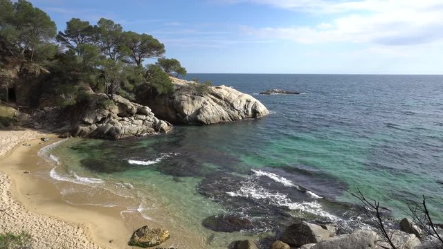 la plage paradisiaque d'une crique en m&eacute;diterran&eacute;e