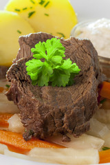 Tafelspitzauf einem Teller mit Gemüse