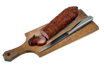 Saucisse de Morteau sur une planche à découper