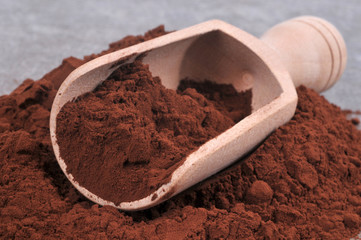Pelle en bois avec du chocolat en poudre