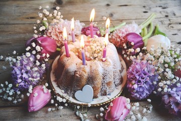 Grußkarte - Geburtstag Kuchen mit Frühlingsblumen