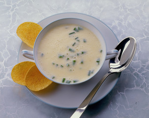 Spargelcremesuppe mit Chips