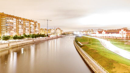 Obraz premium Madrid Manzanares river by night
