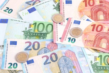 verschiedene Euros liegen im Studio auf einem Haufen