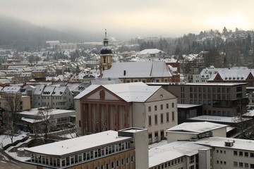 Fototapeta premium Blick auf das winterliche Suhl mit Kulturhaus und Kreuzkirche