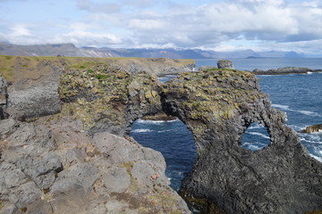 Fototapeta na wymiar アイスランド共和国スナイフェルス半島の海岸の奇岩風景