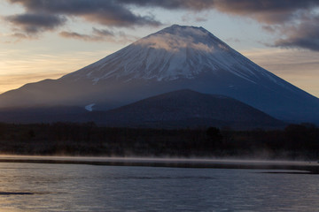 Fototapeta premium 本栖湖と富士山