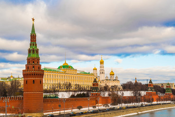 Obraz premium Sunset over the Moscow Kremlin and river in Russia