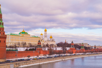 Obraz premium Sunset over the Moscow Kremlin and river in Russia