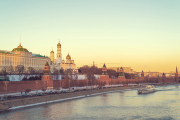 Obraz premium Sunset over the Moscow Kremlin and river in Russia