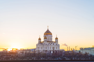 Obraz premium Sunset over the Moscow River And Orthodox Cathedral of Christ the Saviour in Russia
