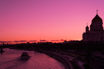 Obraz premium Sunset over the Moscow River And Orthodox Cathedral of Christ the Saviour in Russia