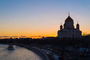 Obraz premium Sunset over the Moscow River And Orthodox Cathedral of Christ the Saviour in Russia