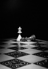 Scacchi fotografati su una scacchiera © carlofornitano66