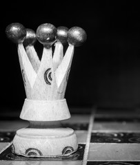Scacchi fotografati su una scacchiera