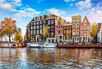Papier Peint photo Lavable Amsterdam Le canal d& 39 Amsterdam Pays-Bas abrite le monument de la rivière Amstel