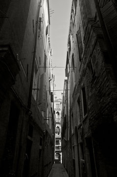 vicolo veneziano in bianco e nero