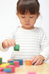 積み木で遊ぶ幼児(3歳児)